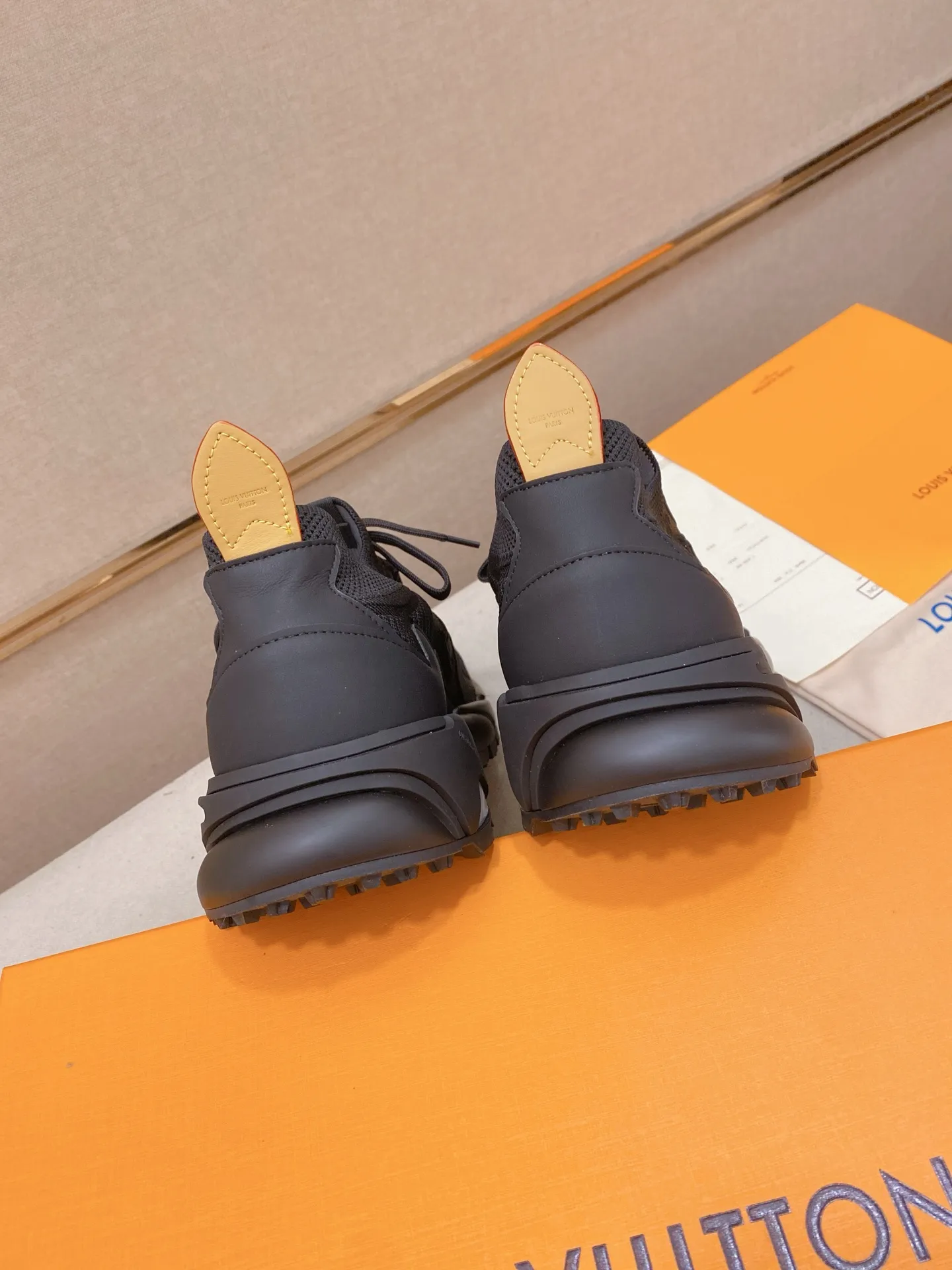Men's Men's Shoes💰: 620💰The high version of the LV Runner Tatic sneakers are made of a whole piece of technical knitting to create an easy-to-take-on design, and are trimmed with cow leather to outline the upper. The LV logo on the side creates a dynamic feel among the textures, and the leather back strap is shaped like the handle fasteners in the Louis Vuitton leather goods collection. Mixed materials Laces Louis Vuitton accents Rubber outsole with Vuitton logo Size 39-44 Customizable 38.45.46